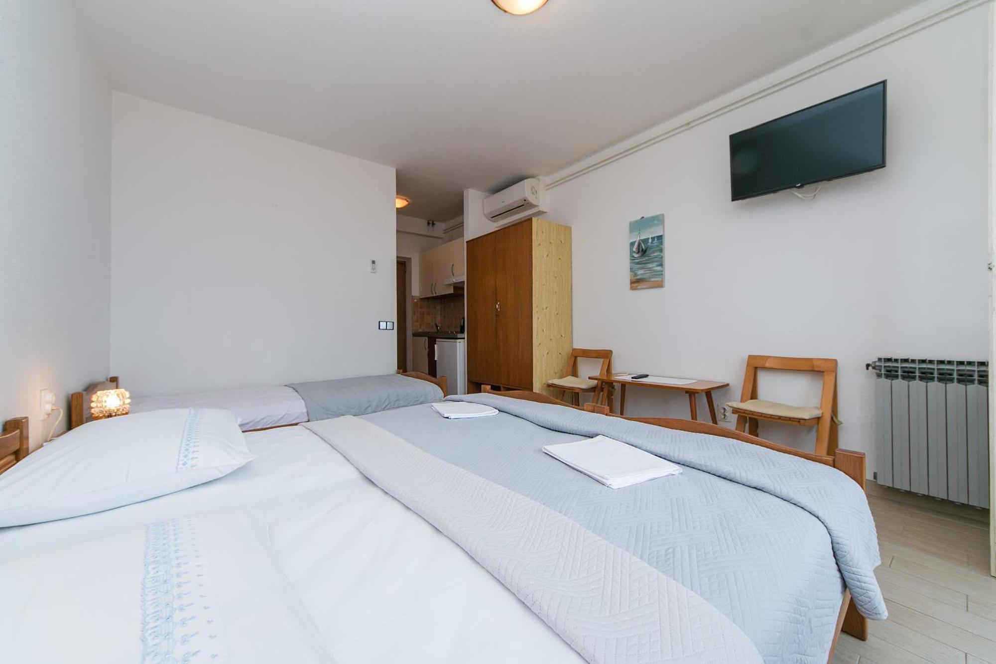 Apartments And Rooms By The Sea Brela, Makarska - 2752 Rom bilde