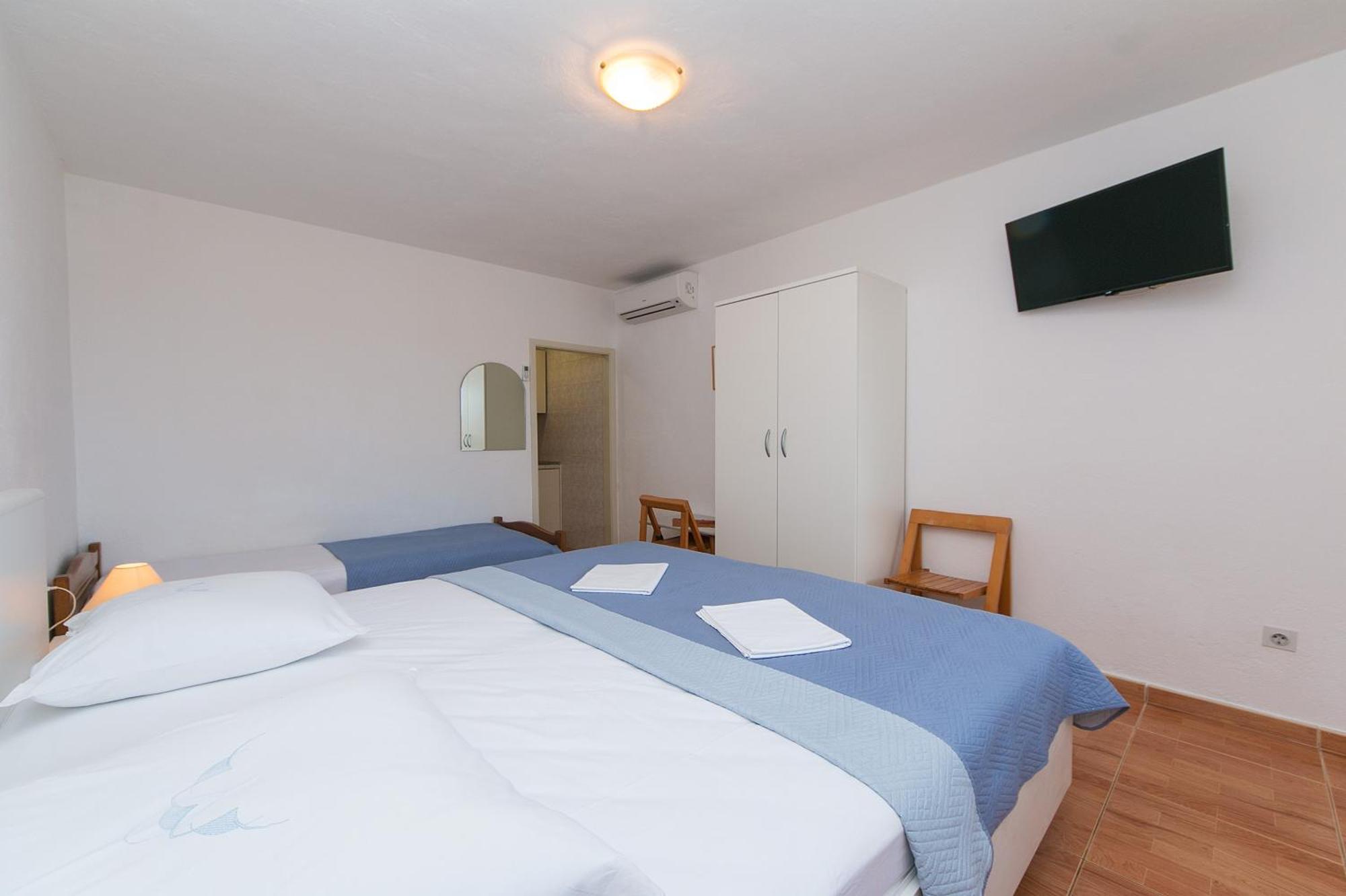 Apartments And Rooms By The Sea Brela, Makarska - 2752 Rom bilde