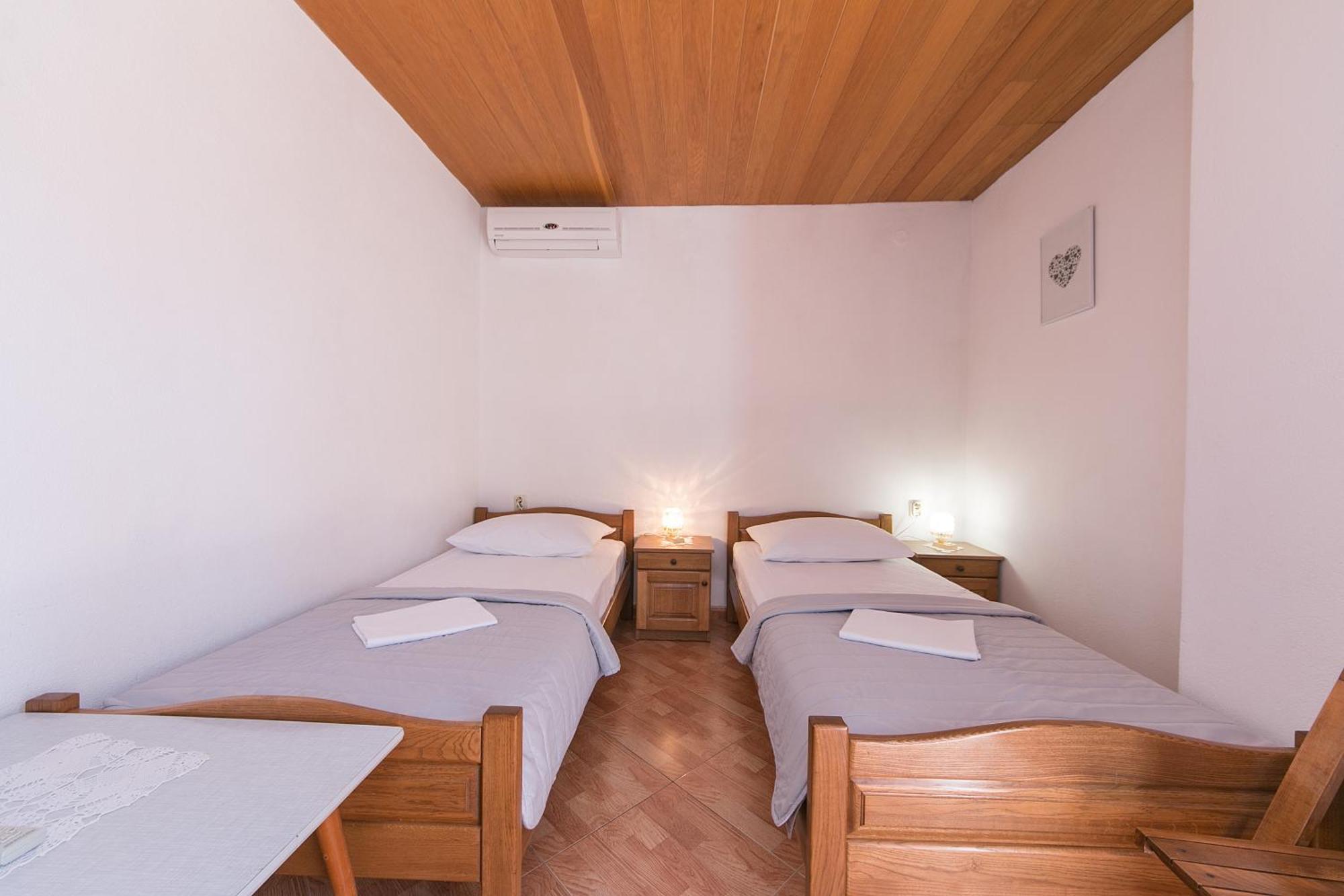 Apartments And Rooms By The Sea Brela, Makarska - 2752 Eksteriør bilde
